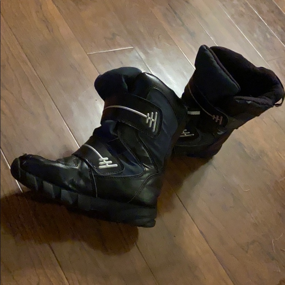 Lil boy snow boots size 2